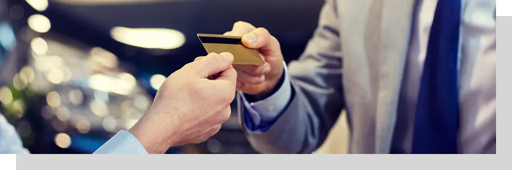 カードを持つビジネスマン