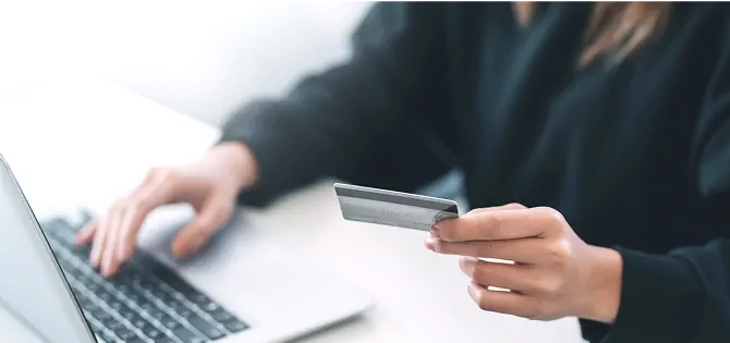 カードの情報をパソコンに打ち込む